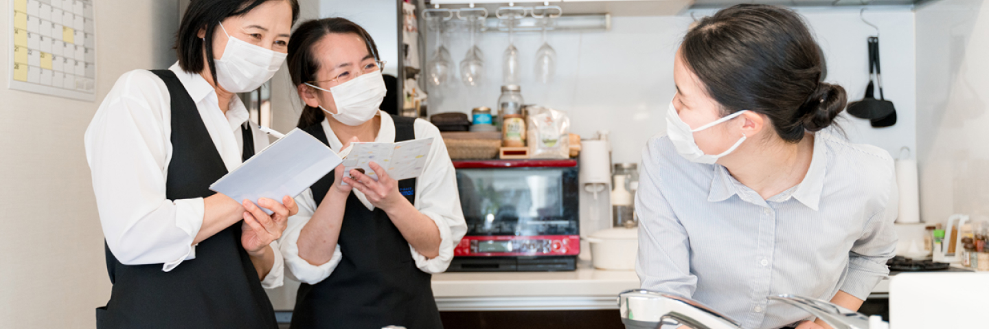 家事代行サービスのアールメイドスタッフ3人が写った画像